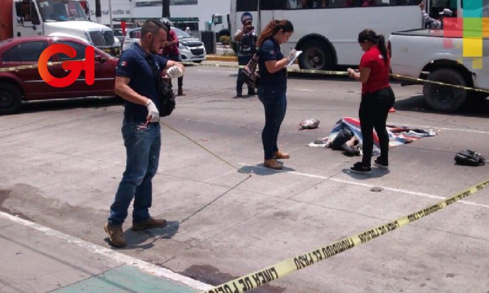 Mujer muere atropellada por camión de pasajeros en el centro de Veracruz